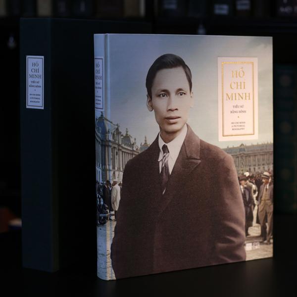 Sách - Hồ Chí Minh - Tiểu Sử Bằng Hình - Ấn Bản Giới Hạn - Bìa Vải