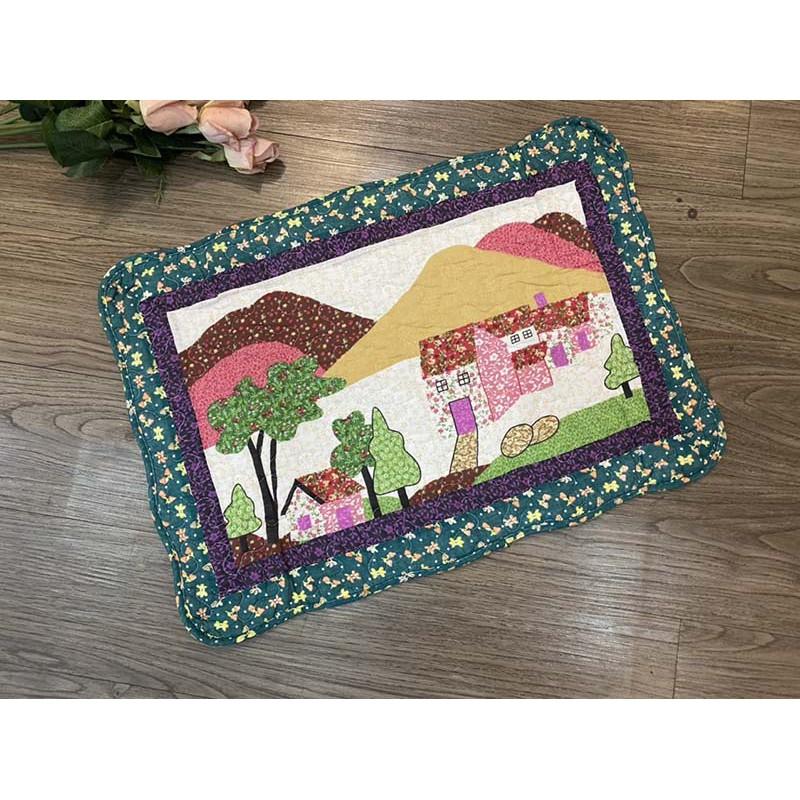 Thảm chùi chân - Ngôi nhà và dãy núi - khung tím viền hoa xanh lá