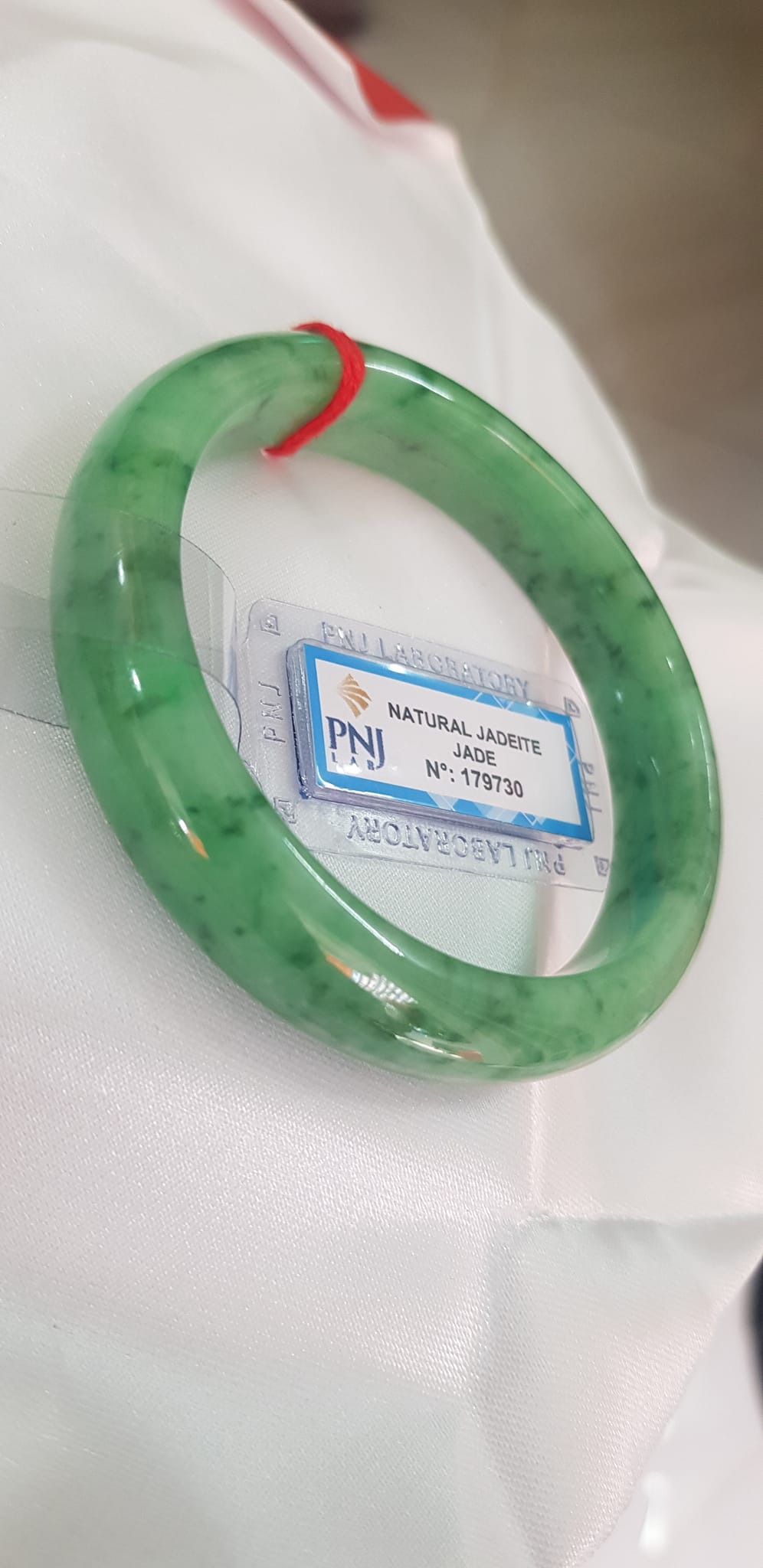 Vòng Cẩm Thạch tự nhiên Vip Bản Hẹ ĐL Ni 56mm x Cao 12mm x dầy 7,8mm Vòng kiểm định P No 179730 màu Xanh Lý Đều bóng vân đậu lý cưng quá mượt đẹp Nữ mệnh Mộc Thủy Hỏa cân nặng 54kg - 63kg đeo rất đẹp sang tay ạ