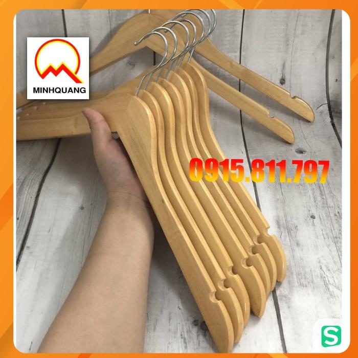 Moc treo quan ao - móc gỗ vàng cổ tròn treo quần áo nam, nữ kt rộng vai 44cm, rãnh chống trơn tuột 2 bên, đầu mắc xoay