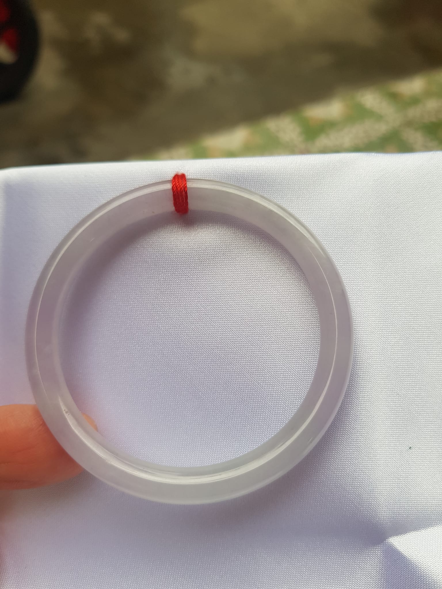Vòng cẩm thạch Trắng Tím A 48mm x cọng mỏng nhỏ 6mm Màu trắng tím nhẹ 2 bên Nữ mệnh kim thủy tay nhỏ 35kg - 48kg đeo ạ