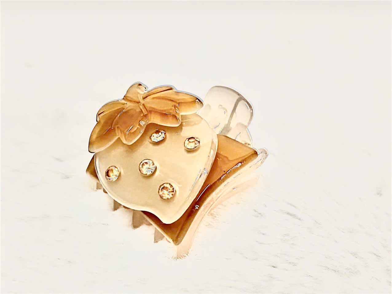 Kẹp Tóc Mái Mini Hình Quả Dâu Đính Đá – Phụ Kiện Trẻ Trung Cho Mái Tóc Xinh