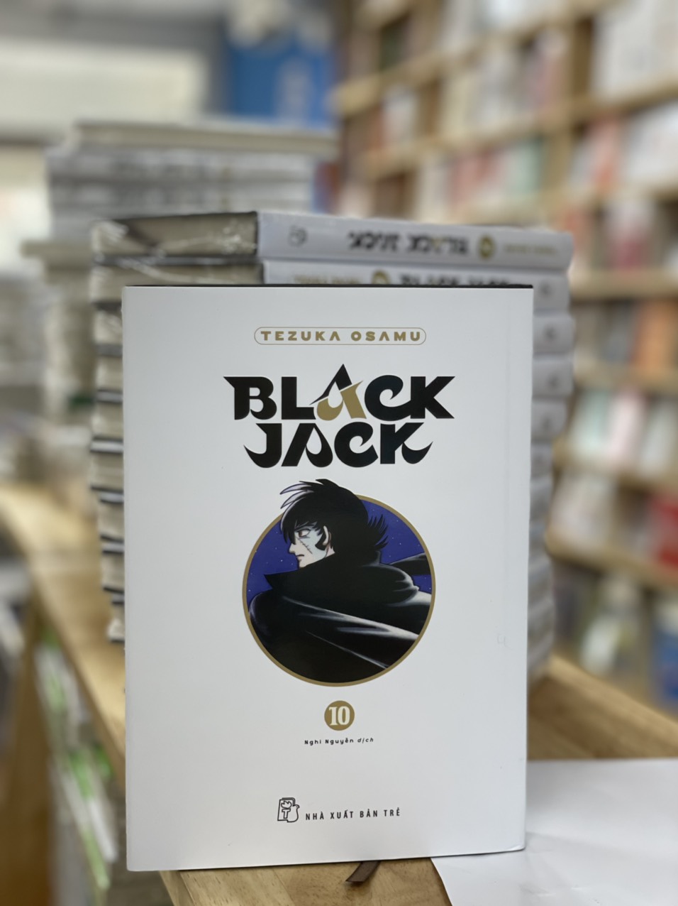 Black Jack 10 (Bìa cứng) tặng kẹm boxset đựng 10 tập đầu - NXB TRẺ