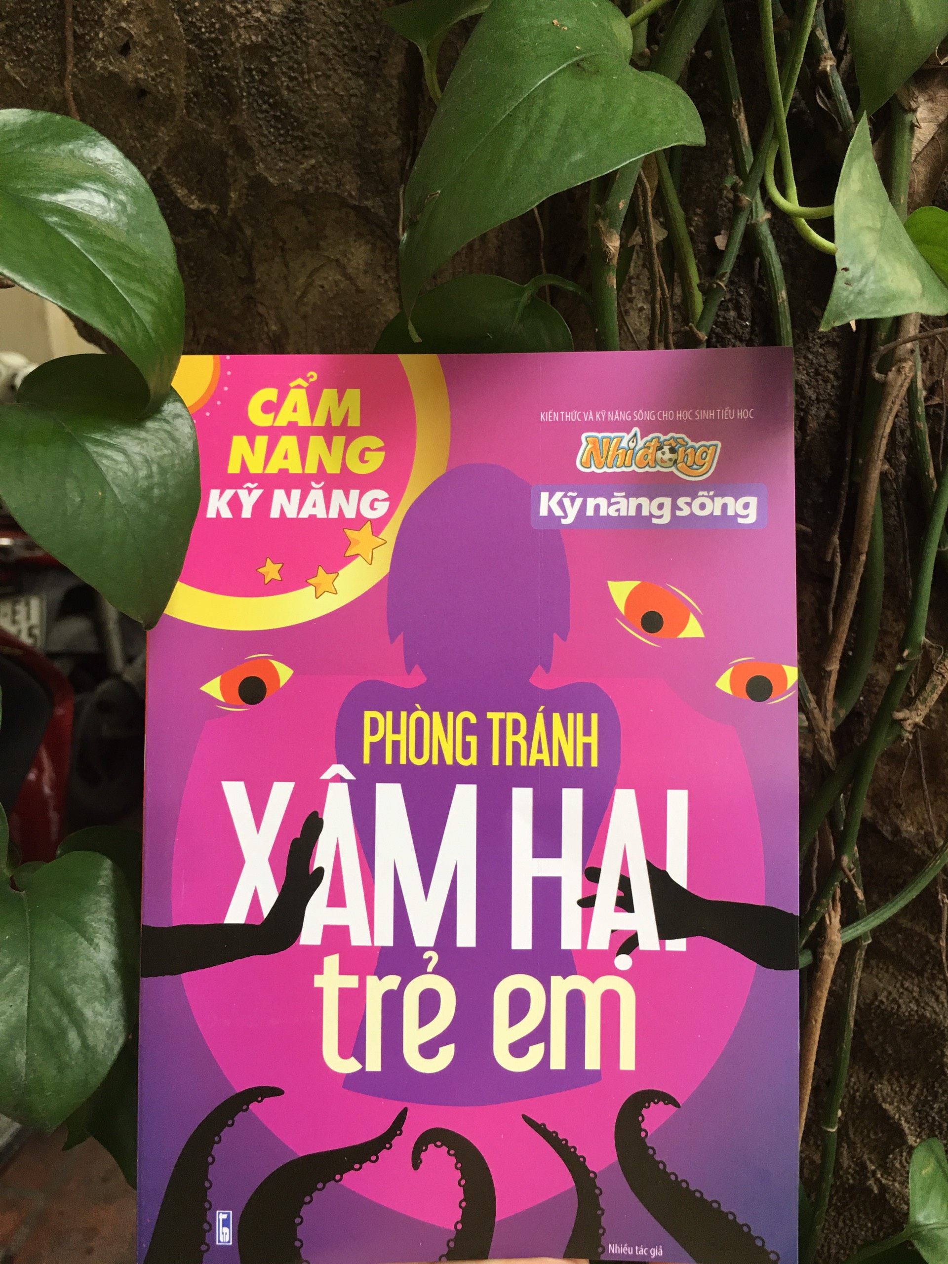 Bộ 03 cuốn Cẩm nang Kỹ năng Sống cho bé: Cẩm nang Kỹ năng tham gia giao thông an toàn + Cẩm nang Kỹ năng sử dụng Internet an toàn + Cẩm nang Phòng tránh xâm hại trẻ em