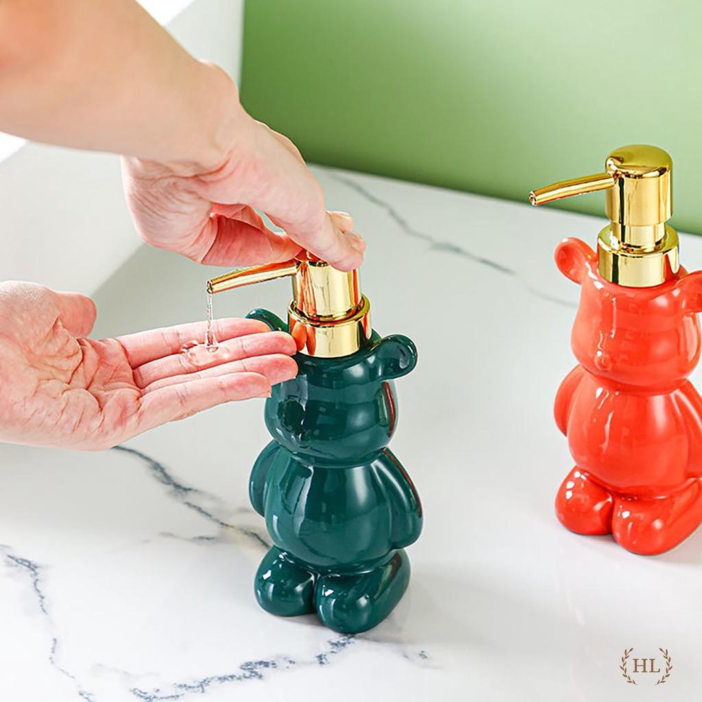 GẤU BEARBRICK CÓ VÒI DẠNG NHẤN DÙNG CHO PHÒNG TĂM CHẤT LIỆU SỨ BÁT TRÀNG ĐỰNG DẦU GỘI - SỮA TẮM - NƯỚC RỬA TAY