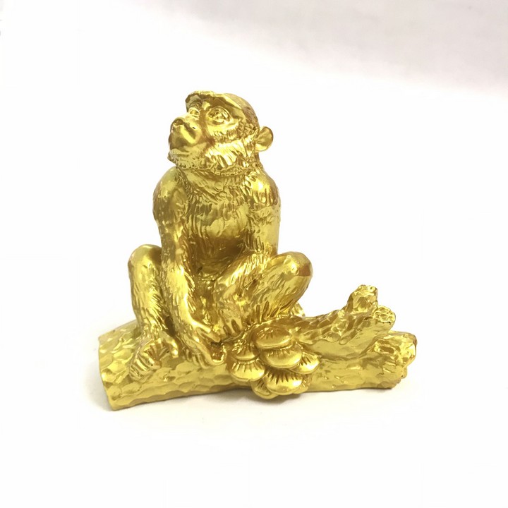 Tượng con Khỉ vàng, chất liệu nhựa được phủ lớp màu vàng óng bắt mắt, dùng trưng bày trong nhà, những nơi phong thủy, cầu mong may mắn, tài lộc - TMT Collection - SP005237