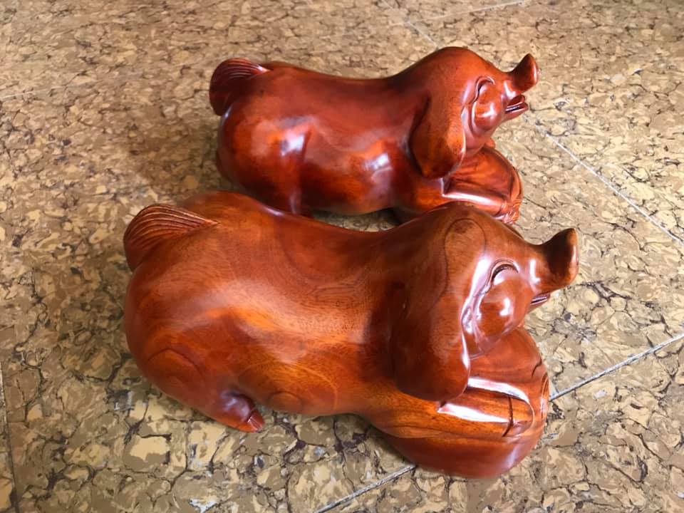 TƯỢNG HEO GỖ GÕ NẰM ÔM BAO TIỀN VUI VẺ SIZE DÀI 30CM X CAO 17CM X NGANG 14CM TRƯNG BÀN ĐẸP