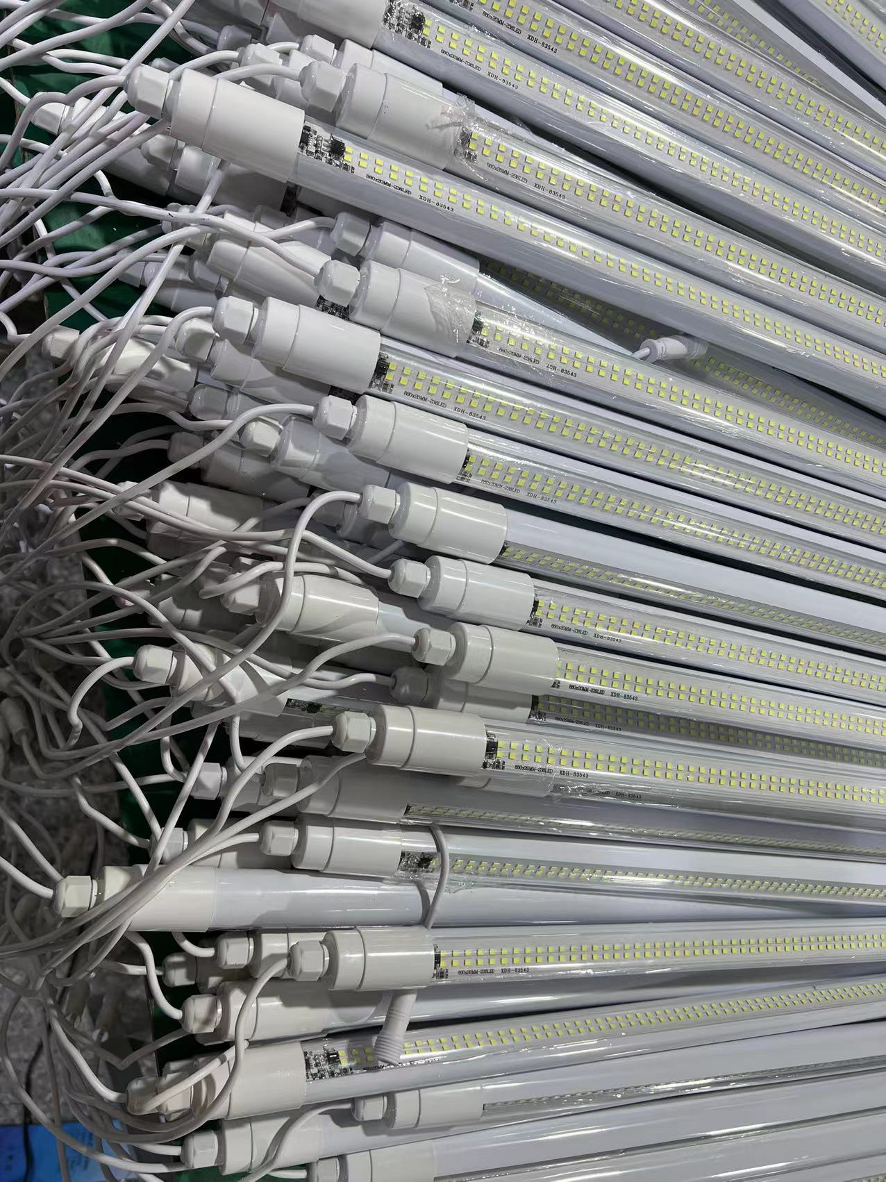 Đèn tuýp năng lượng mặt trời T8 công suất 100w 150w 200w , chỉ số kháng nước IP67 an toàn khi sử dụng