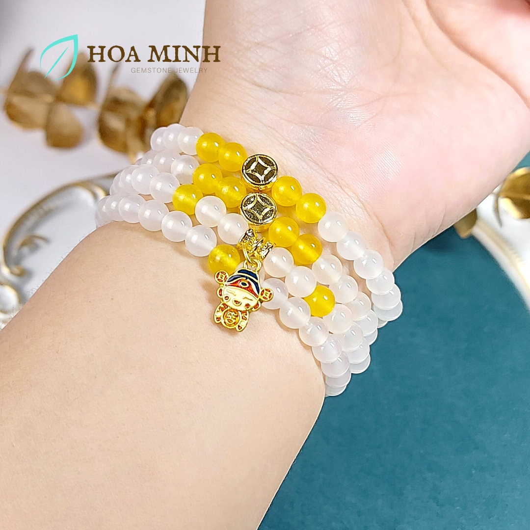 Vòng tay chuỗi 108 hạt Mã Não trắng 6 li phối đá Mã Não vàng, charm Thần Tài bạc xi vàng Bình An Tài Lộc