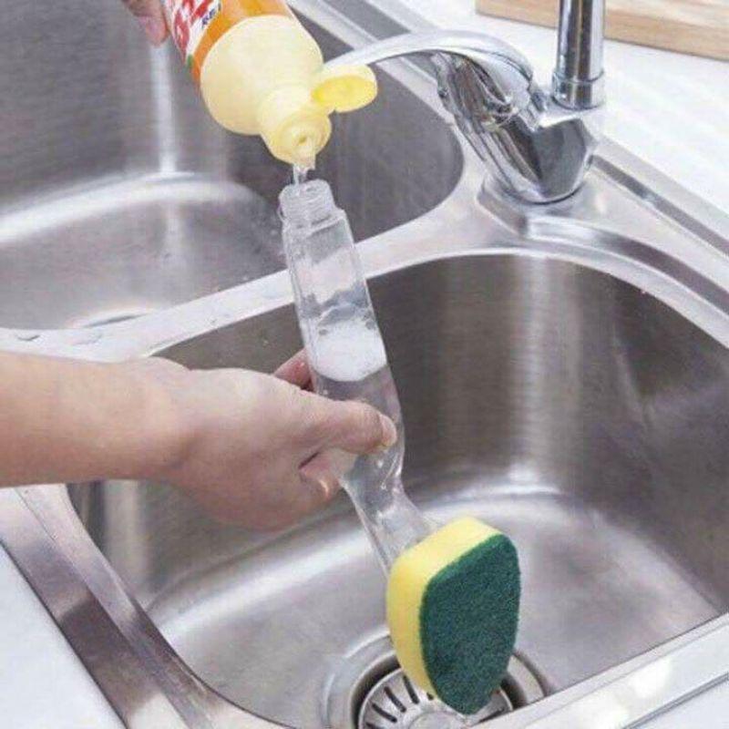 Cọ rửa chén bát, xong kèm bình đựng dầu