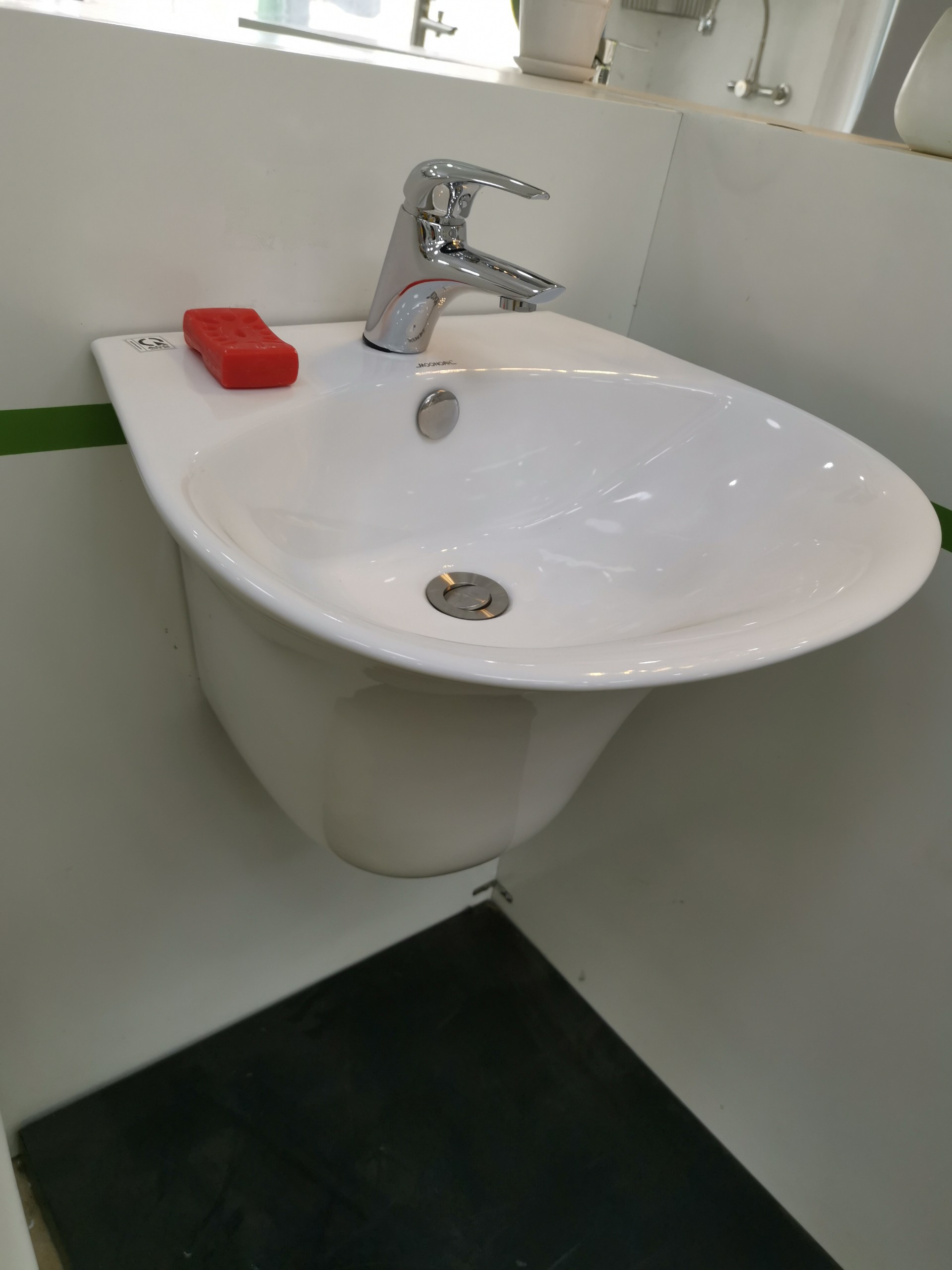 CHÂU LAVABO TREO TƯỜNG MEN NANO TRẮNG SÁNG