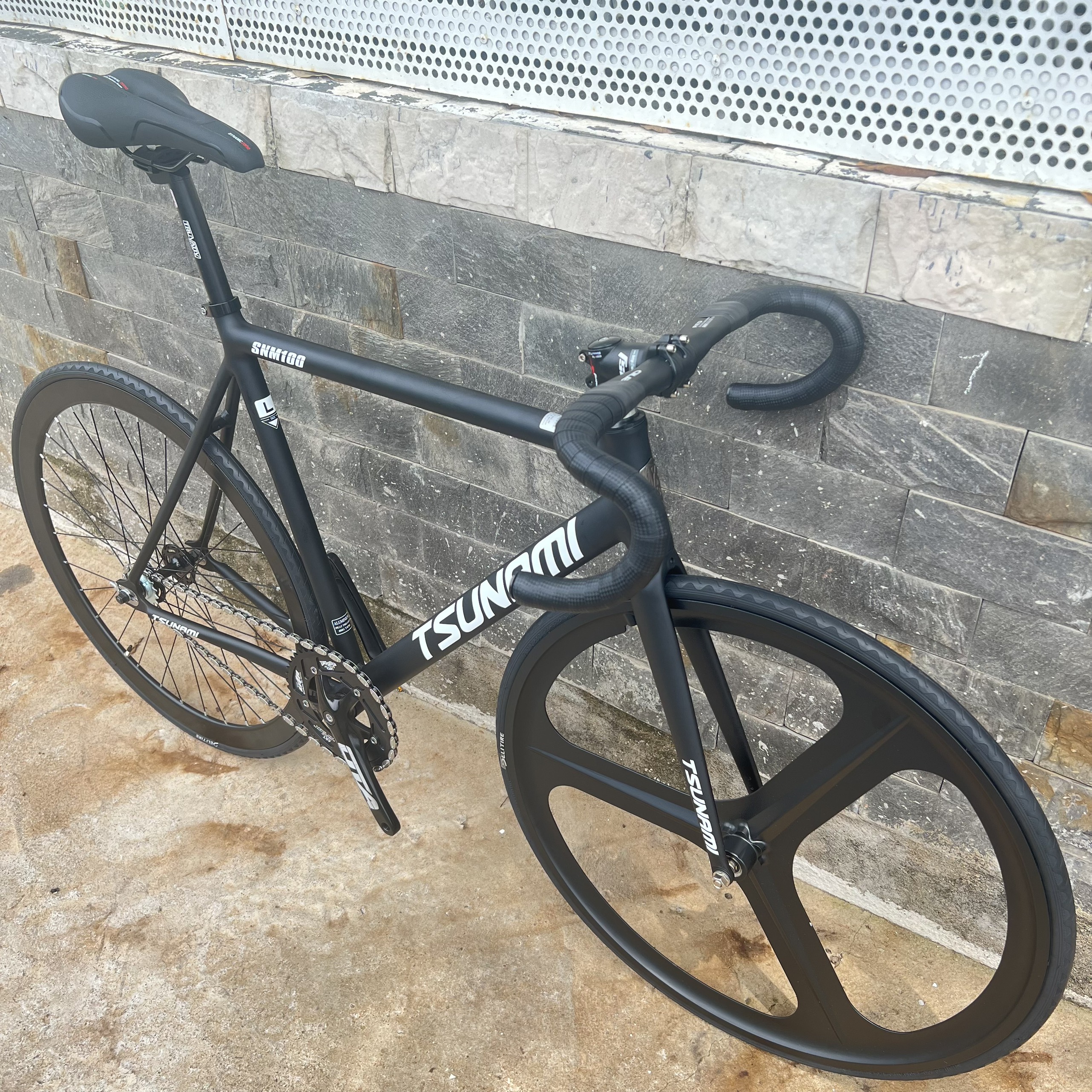 Xe đạp fixed gear TSUNAMI SNM100 nâng cao trước 3 đao đen - Đen chữ trắng