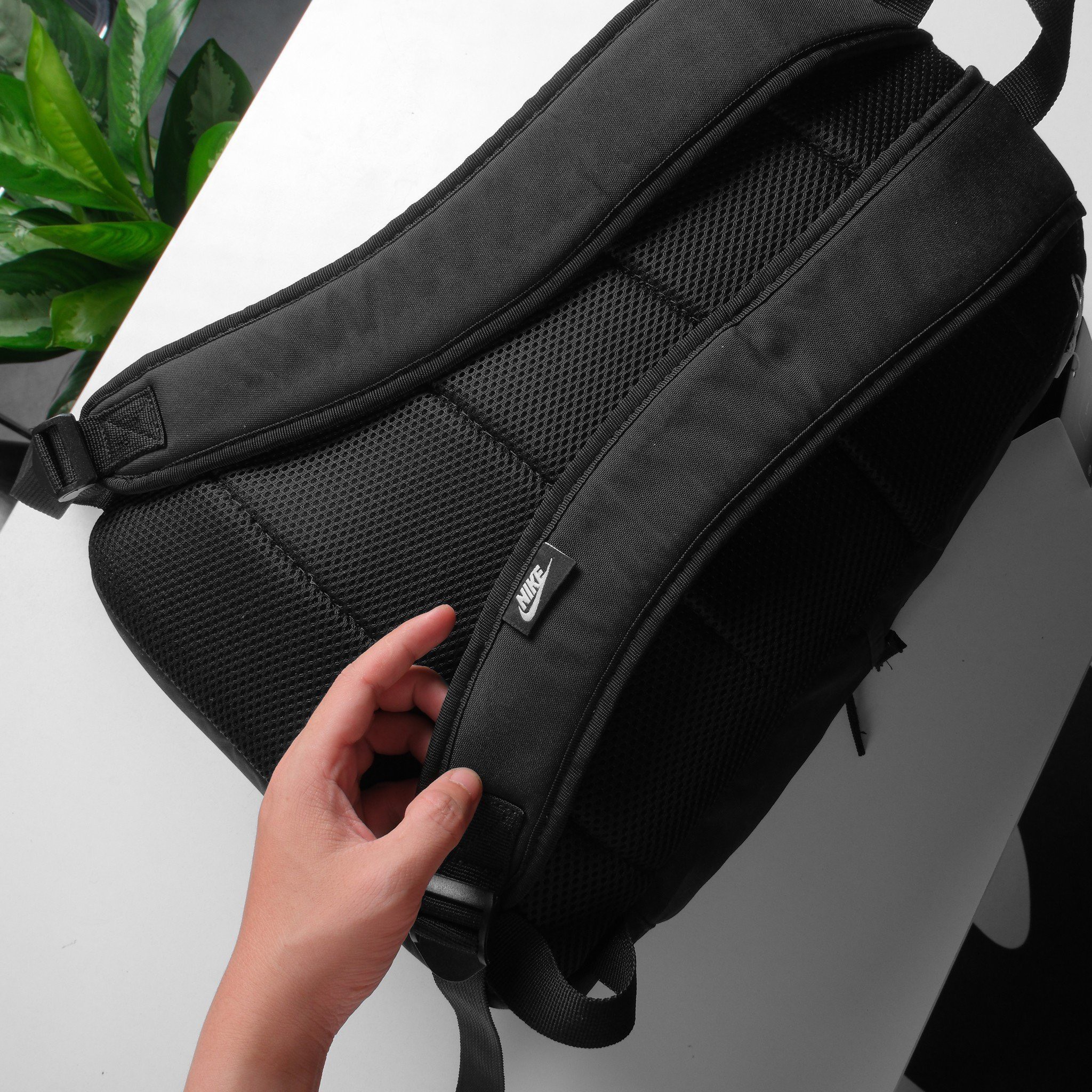 Balo laptop du lịch Unisex thời trang với chất liệu 100% Polyeste kích thước vừa laptop 15 inch.