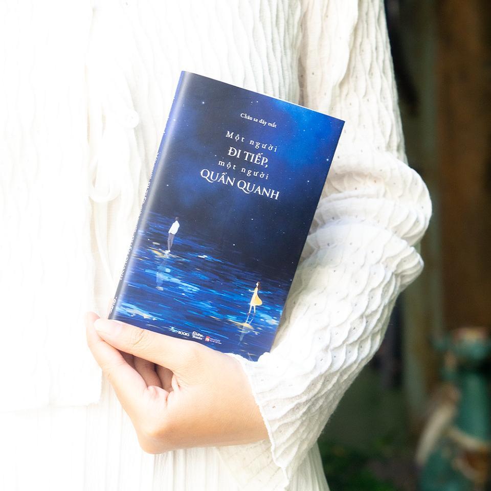 Sách - Một Người Đi Tiếp, Một Người Quẩn Quanh - Châu Sa Đáy Mắt - AZ Việt Nam