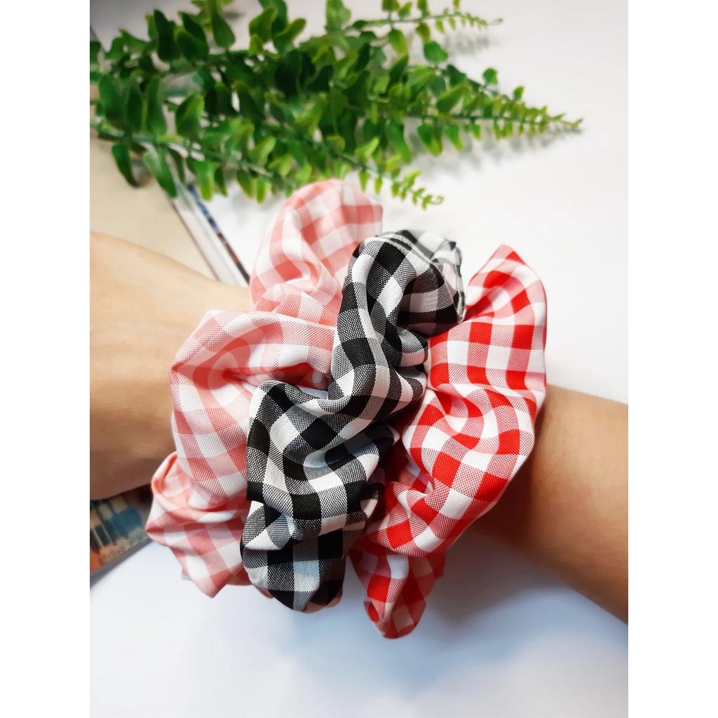 Cột tóc scrunchies sọc caro kate lụa