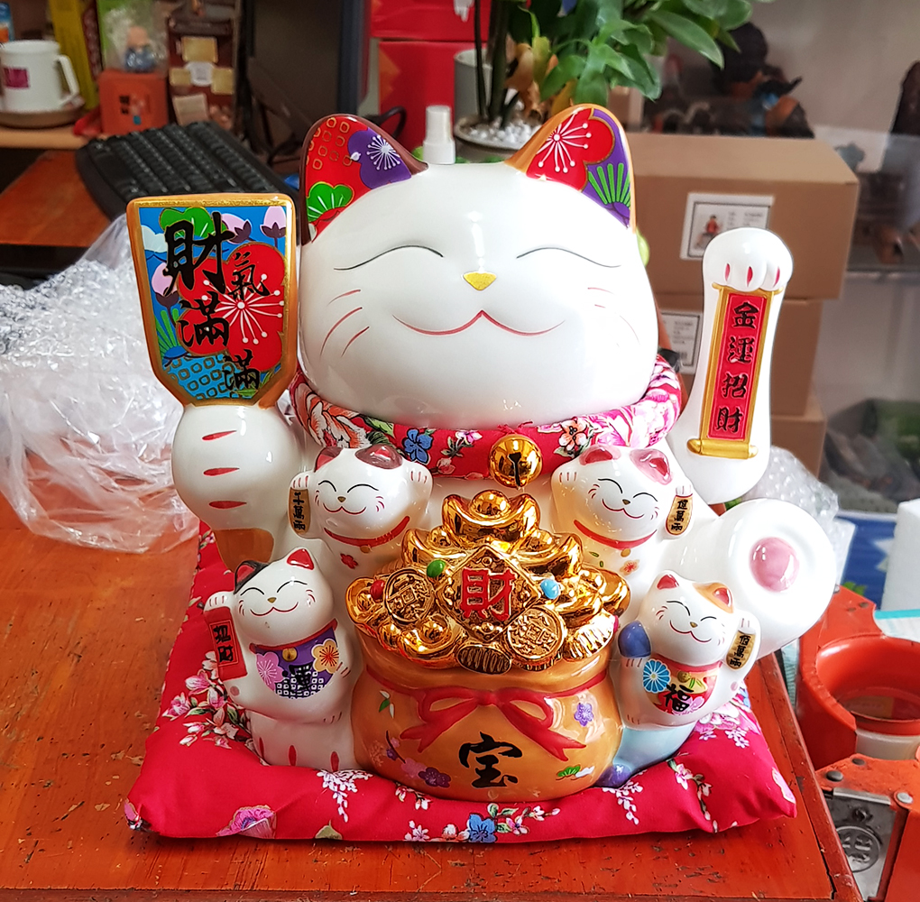 Mèo Thần Tài tay vẫy 30cm mẫu 01 Thiên Kim Vạn Lượng (tặng kèm túi 50 xu vàng may mắn)