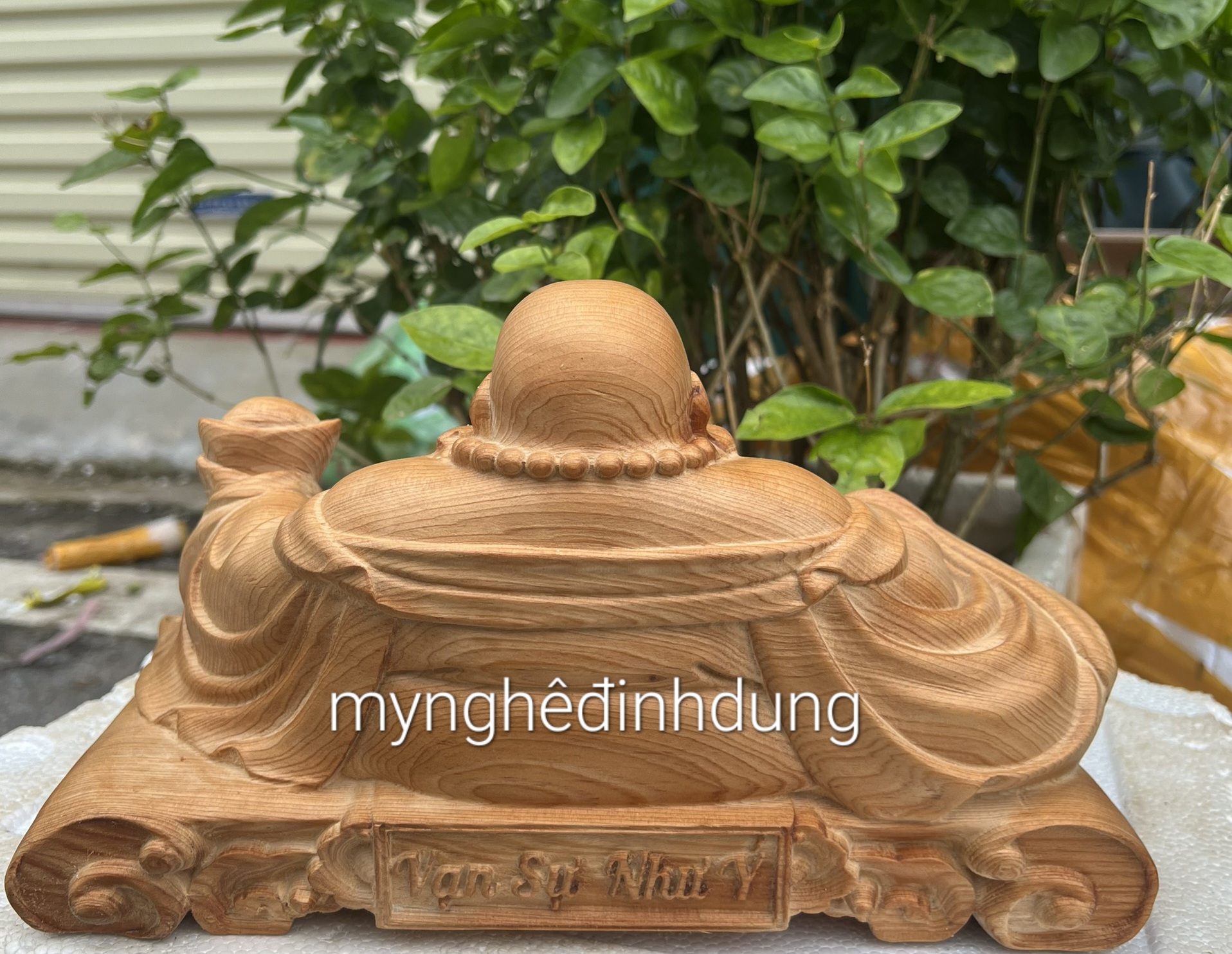 Tượng phật di lặc dâng thỏi vàng bằng gỗ ngọc am kt 30x15x15cm