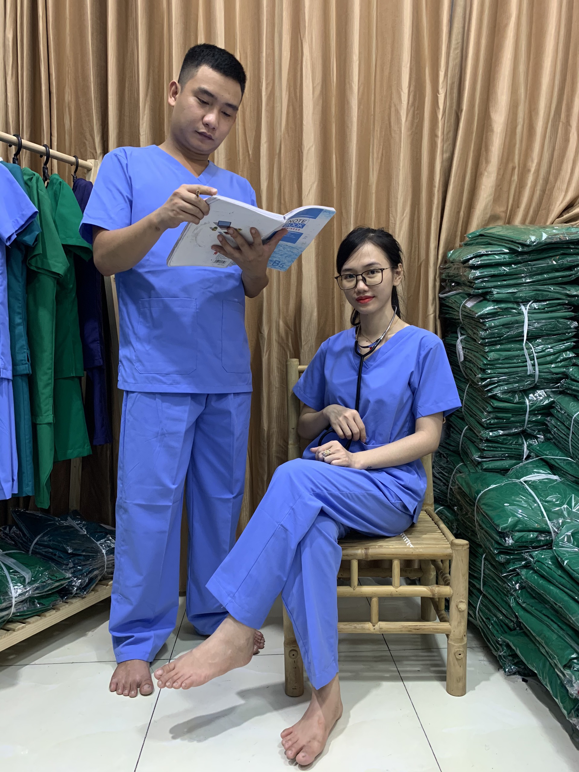 Bộ Scrubs NỮ bác sĩ màu Xanh Biển Đậm - Quần áo Blouse cổ tim cho bác sĩ, hộ sinh, hộ lý, điều dưỡng bệnh viện