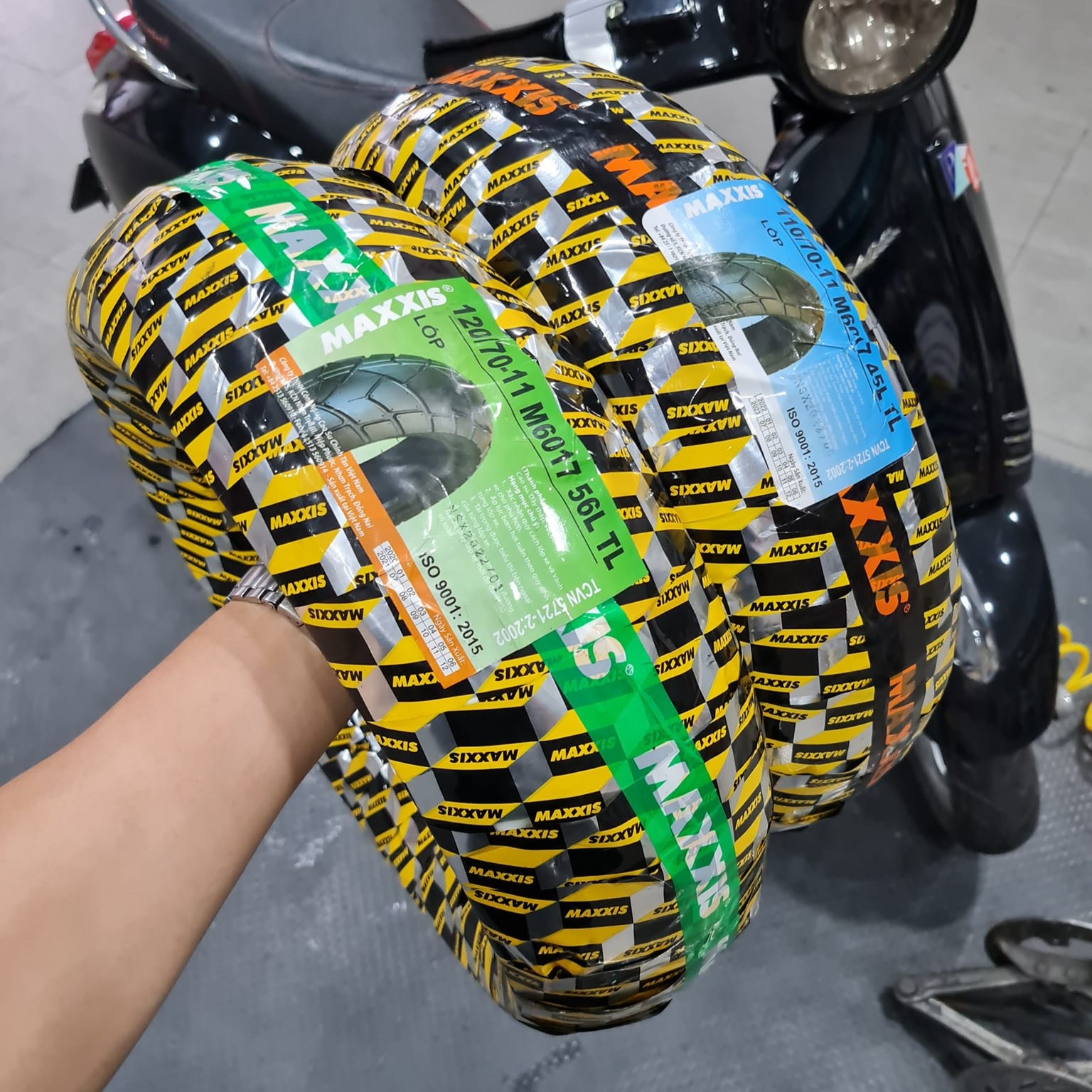 Vỏ Maxxis gai M6017 size (110/70-11 - 120/70-11) dành cho Vespa Primavera, LX