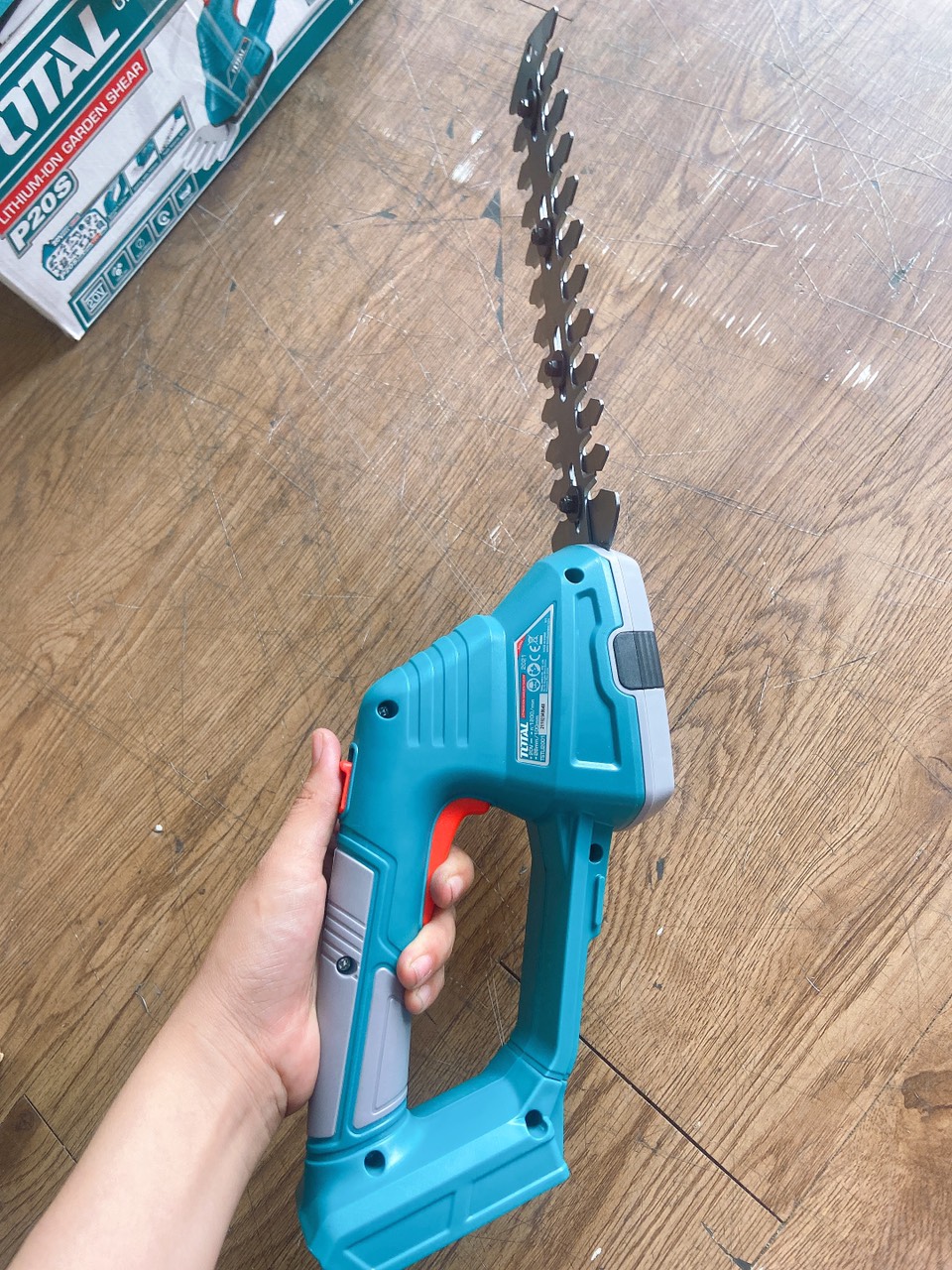 Máy cắt hàng rào dùng pin Lithium-Ion 20V total bao gom pin sạc TSTLI2001px