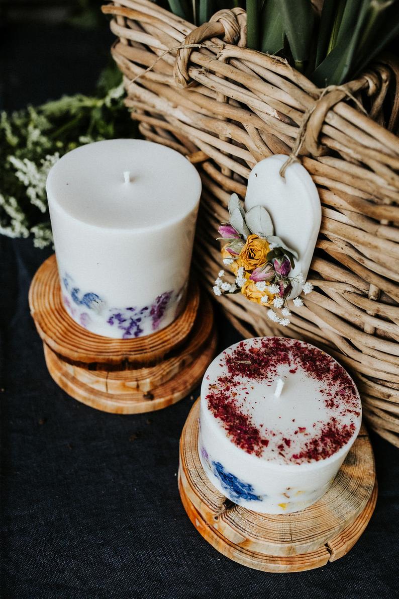 Nến thơm cao cấp bằng sáp đậu nành, với tinh dầu sả chanh, trang trí với hoa hồng, lavender, salem