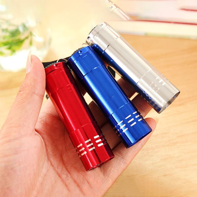 Đèn pin mini 9 bóng LED sử dụng pin AAA