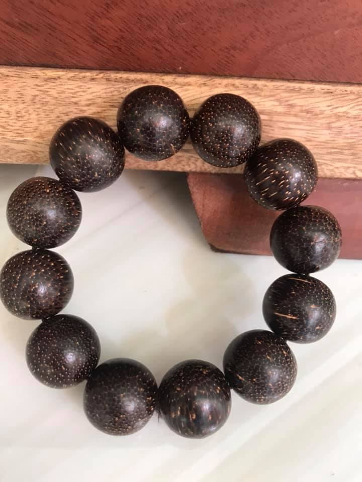 VÒNG ĐEO TAY NAM CHÂT LIỆU GỖ TRẦM HƯƠNG THƠM NHẸ SIZE TO 20mm ĐẸP LẮM LUÔN MÀU GỖ TỰ NHIÊN BÔNG BÔNG ĐẸP SANG Ạ