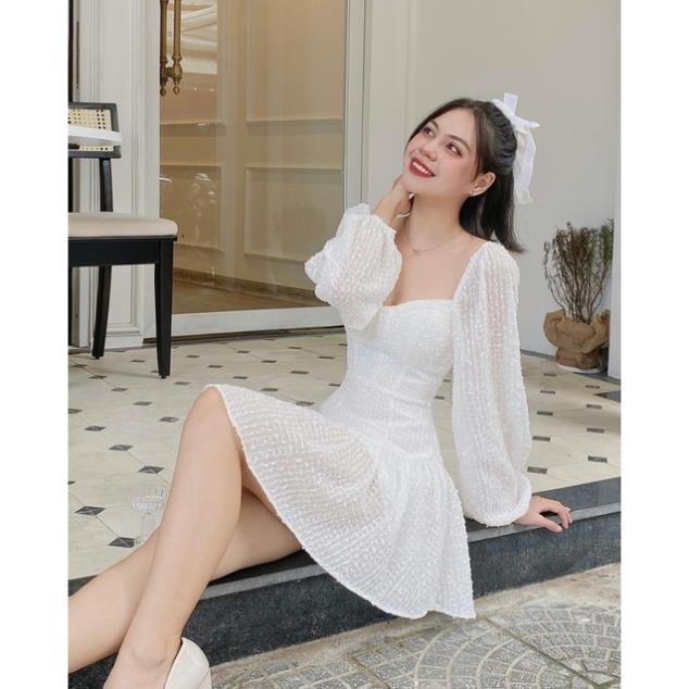 Đầm trắng ren nổi tay dài cổ thuyền cup ngực đuôi cá dài