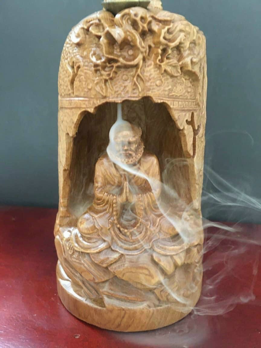Hình ảnh Đạt ma sư tổ ngồi thiền đốt hương trầm bằng gỗ bách xanh thơm nức kt cao 20×9cm