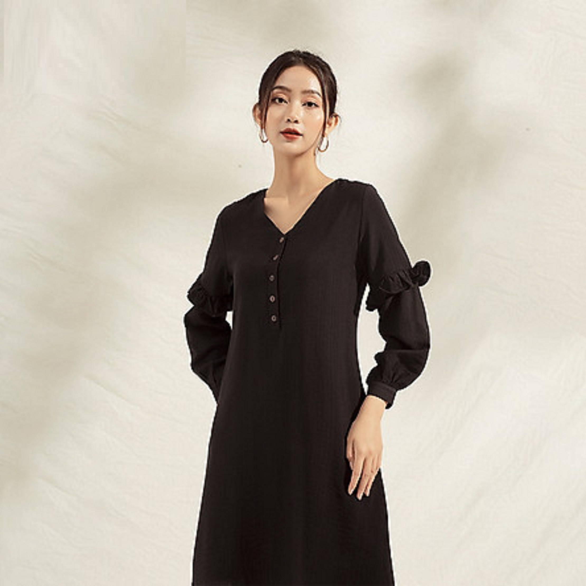 Đầm suông cổ tim bổ trụ đính cúc tay bồng phối bèo đẹp đơn giản.