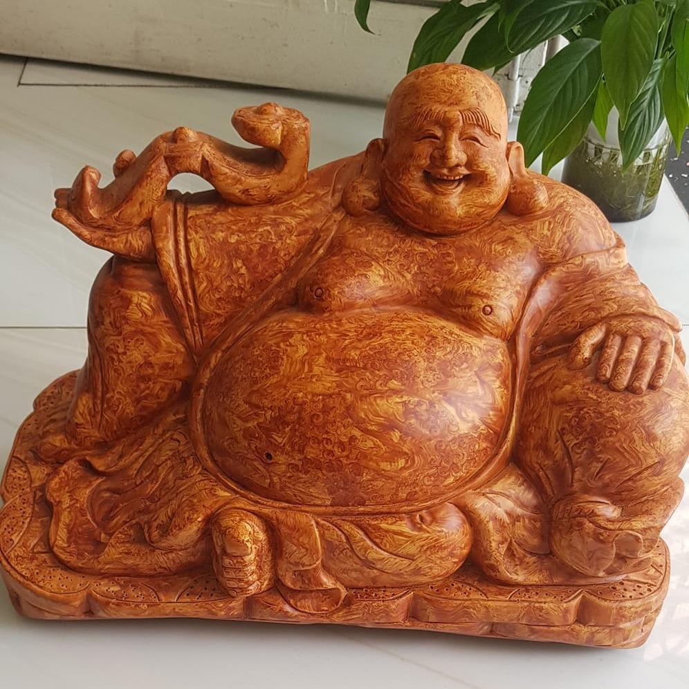 Tượng Di Lặc Gỗ Ngồi Cầm Như ý Bao tiền Kích thước Ngang 40cm x Cao 29cm x Sâu 22cm Anh Chị trưng phòng khách nhà công ty may mắn ạ