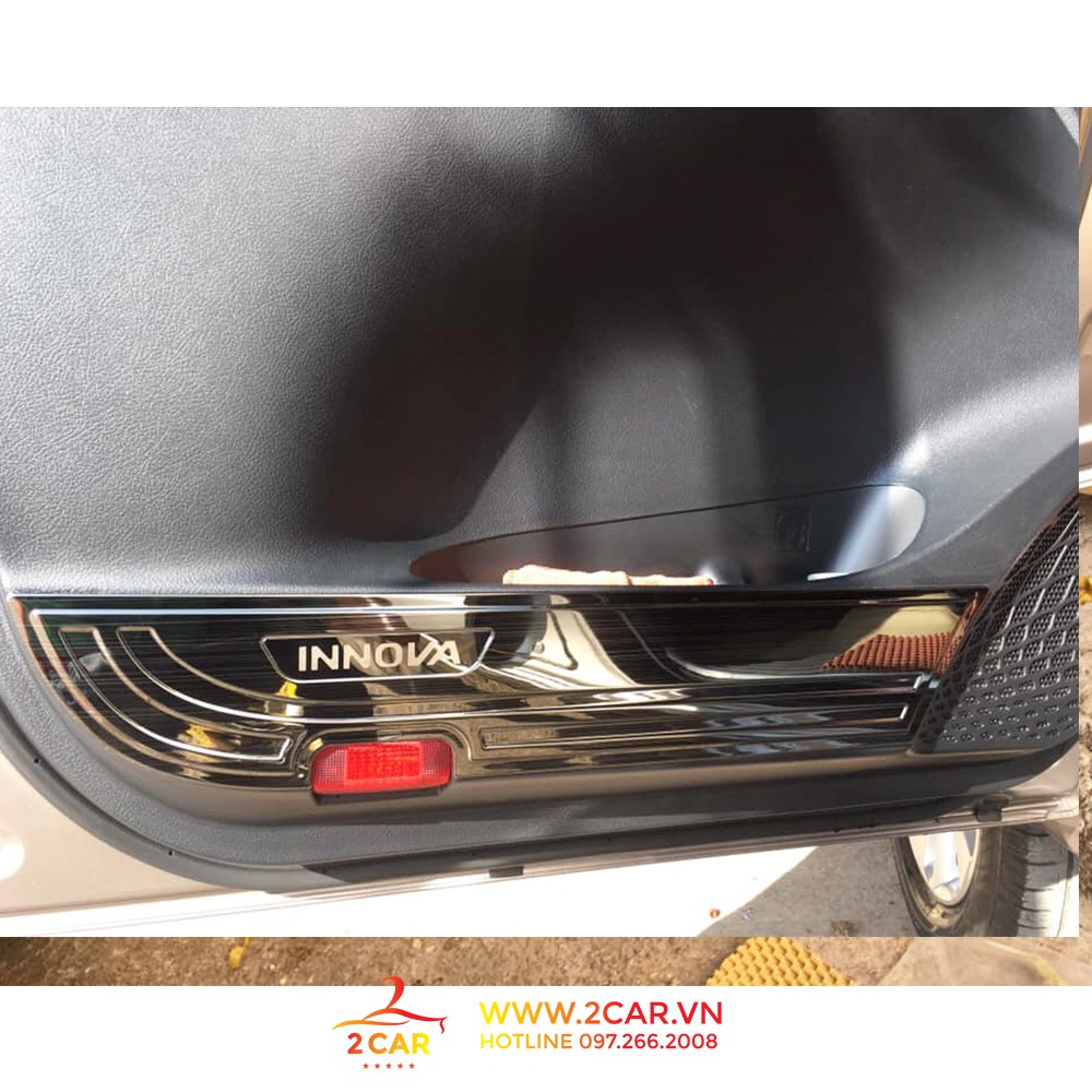 Ốp tapli cánh cửa, màng loa xe Toyota Innova 2017 - 2022 titan cao cấp