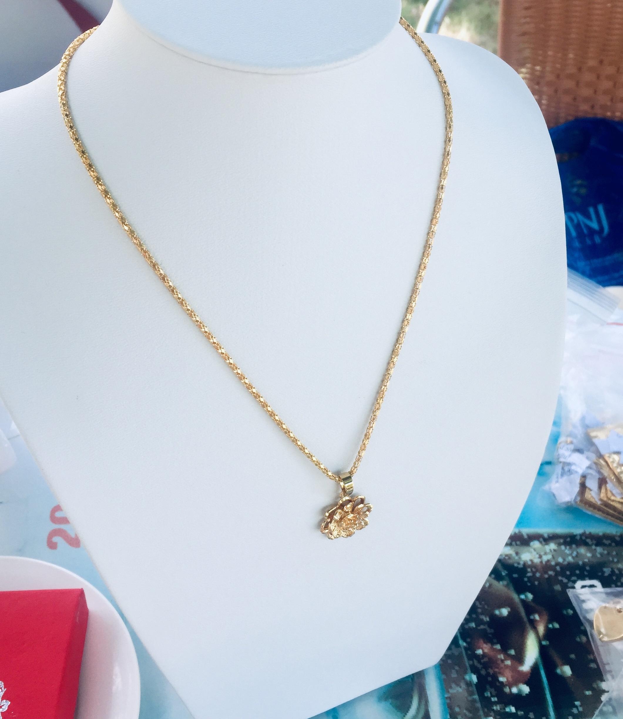 Set Mặt Dây Chuyền Mạ Vàng 18K Đúc Hình Hoa Mai 4 Tầng, Kèm dây chuyền Mạ vàng 18K và hộp đựng trang sức.