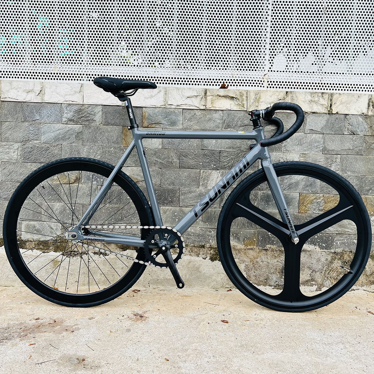 Xe đạp fixed gear TSUNAMI SNM100 nâng cao trước 3 đao đen - Xám xi măng