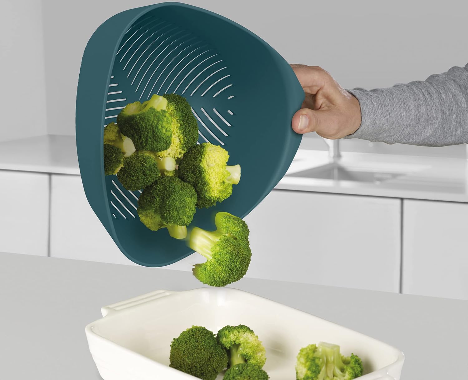 Rổ đựng đồ có tay cầm Joseph Joseph 10548 Duo Triangular Colander (Dark Opal) màu xanh