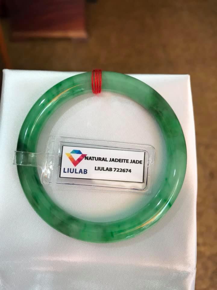 CHIẾC VÒNG NỮ LÝ VÂN A SỊN 49MM KÈM GIẤY KIỂM ĐỊNH LIULAB No 722674 CHẤT LIỆU 100% ĐÁ CẨM THẠCH THIÊN NHIÊN MÀU XANH LÝ VÂN TƯƠI ĐẸP NỮ 45KG-51KG ĐEO SANG TAY Ạ