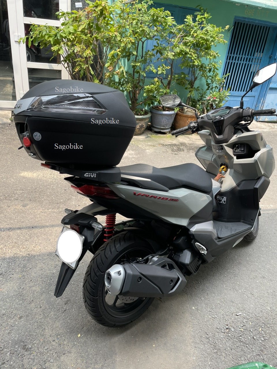 Thùng xe Vario 160, thùng givi B34NT kèm đế M7MN-S có đèn stop