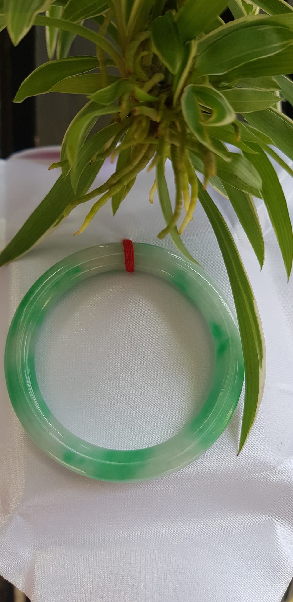 Vòng tay nữ đá Cẩm Thạch tự nhiên mới TR LÝ IC 54mm x chột to 9mm vòng màu trắng xanh lý đẹp nữ 52kg - 56kg đeo ạ