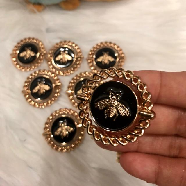 Cài áo hình tròn phối con Ong