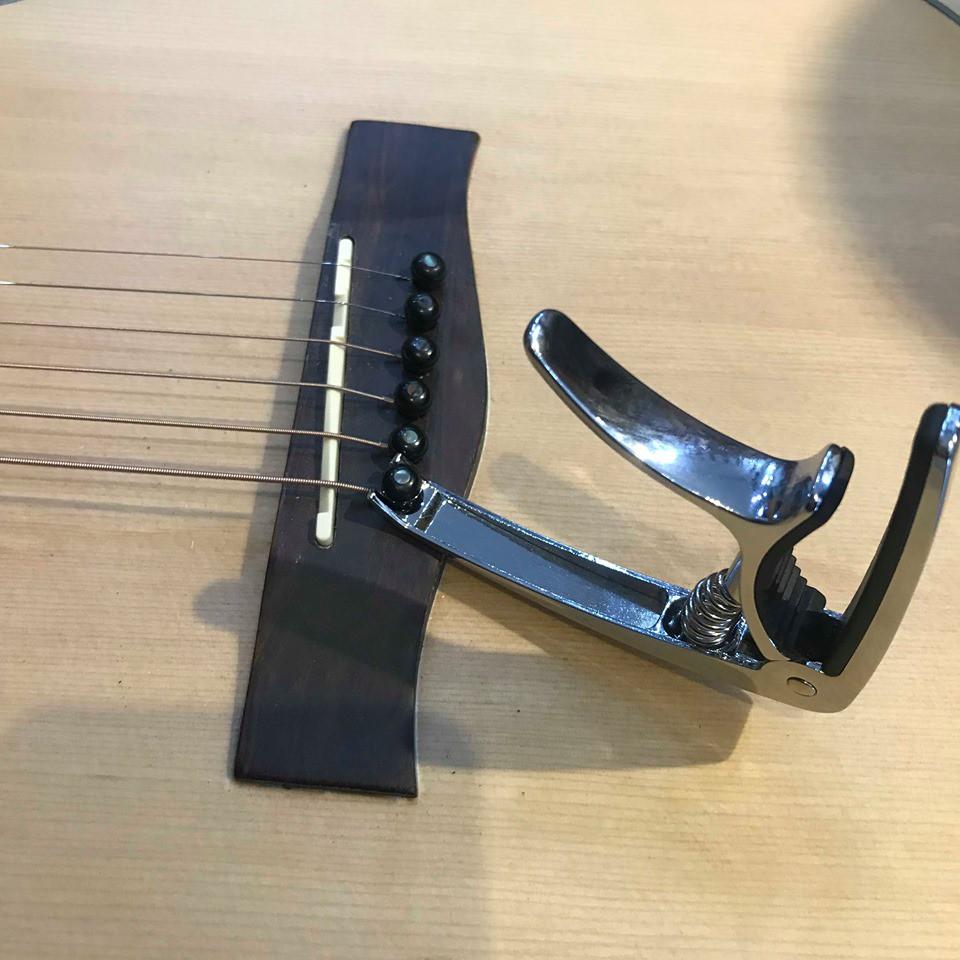 Capo guitar cao cấp(có móc rút chốt hỗ trợ thay dây đàn)