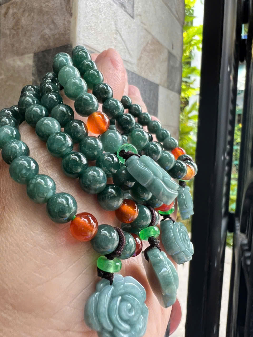 Vòng Tay Chuỗi Nữ Đá Cẩm Thạch Xanh Lam Đậm Tự Nhiên Mix Bông Hồng rất là xinh đẹp size hạt 7mm các chị em nữ mệnh thủy mệnh mộc mệnh và hỏa đeo chuẩn hợp món quà tặng phụ nữ quà sinh nhật đẹp ý nghĩa rẻ đẹp ạ