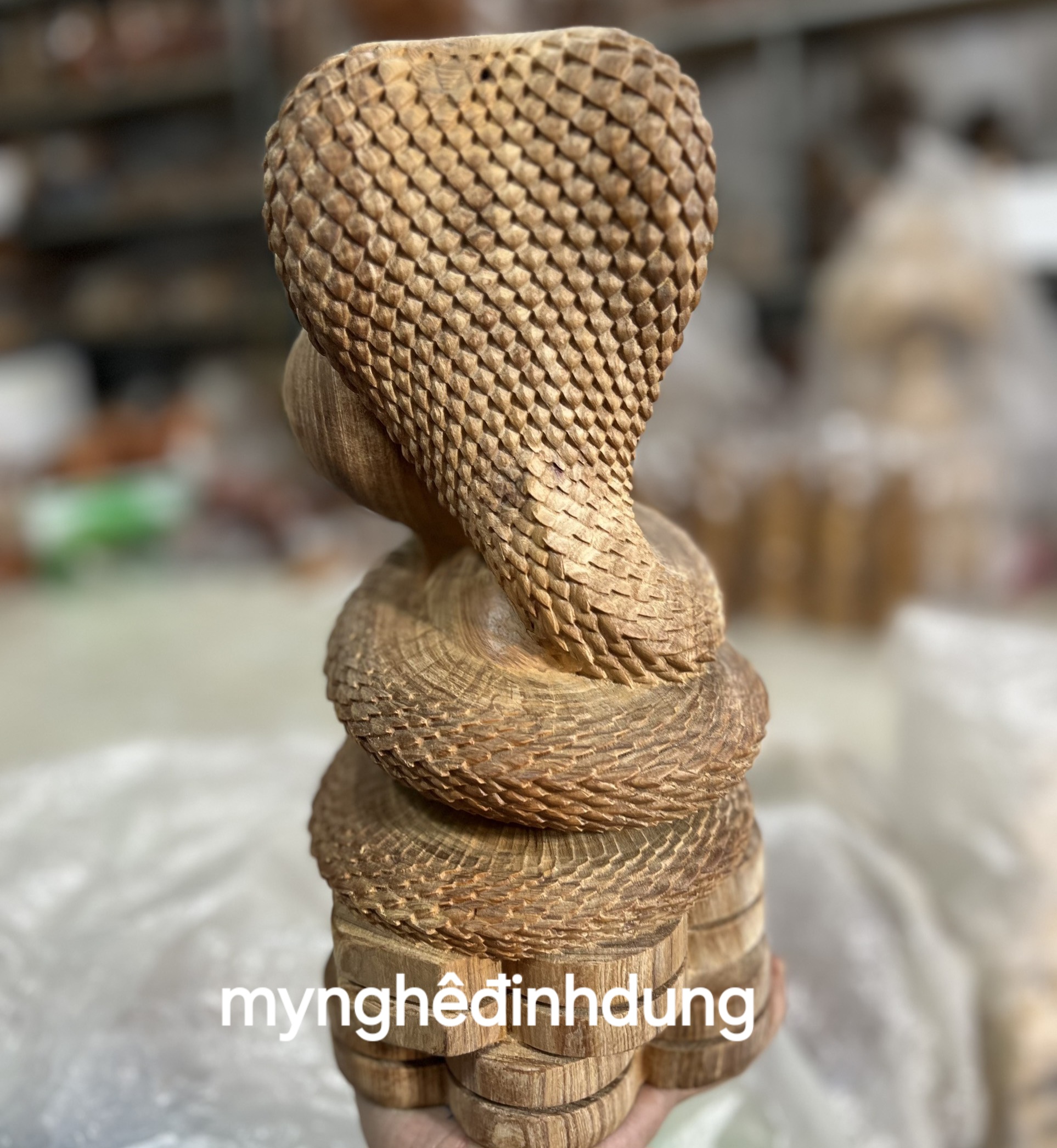 Tượng  con rắn phong thủy cầu tài lộc bằng gỗ ngọc Am thơm nức cao 30cm