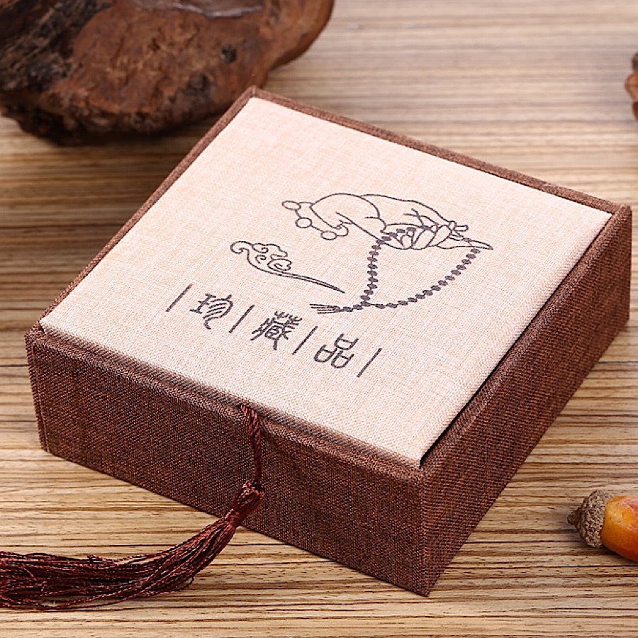 HỘP GẤM LÓT VẢI VÀNG TAY PHẬT CẦM CHUỖI HẠT 12cm ĐỰNG VÒNG , CHUỖI PHONG THỦY