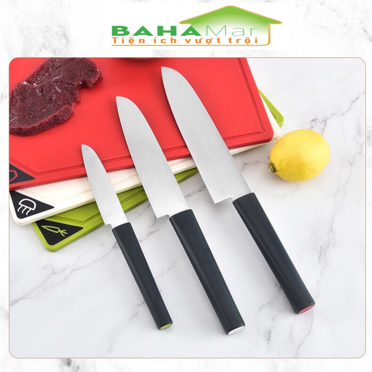 BỘ DAO THỚT PHÂN LOẠI SỬ DỤNG THỰC PHẨM AN TOÀN "BAHAMAR" Cùng bộ 3 dao bằng thép không gỉ tương ứng với 3 thớt theo cùng màu sắc thể hiện.