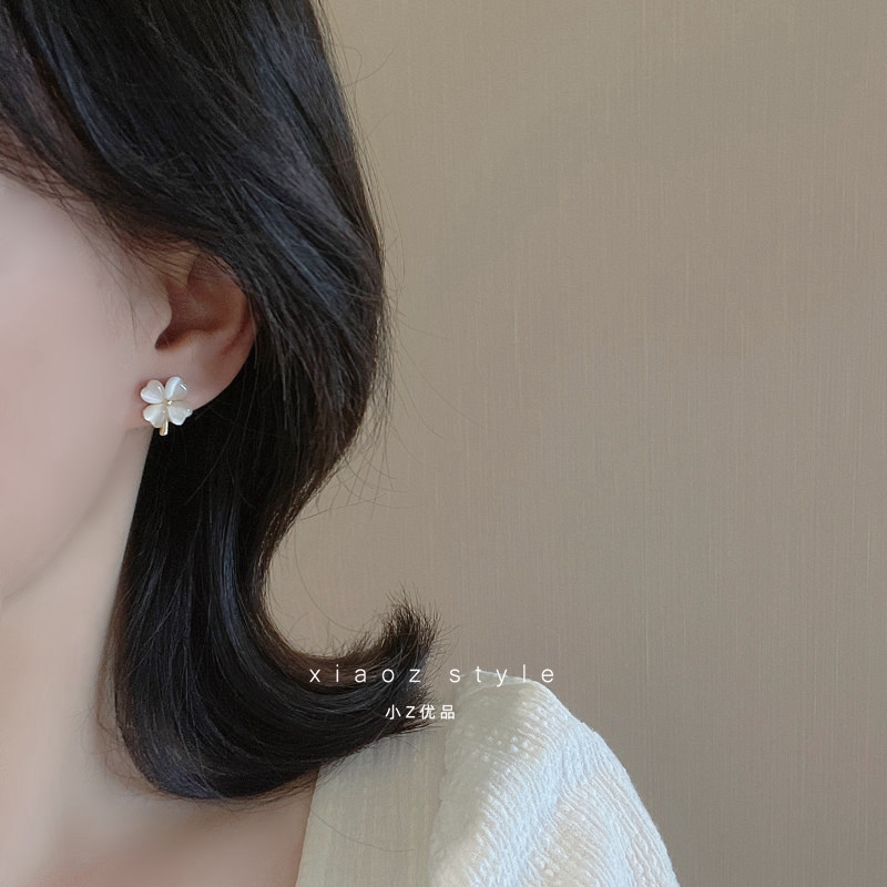 Khuyên tai cỏ 4 lá đính đá ulzzang hàn quốc