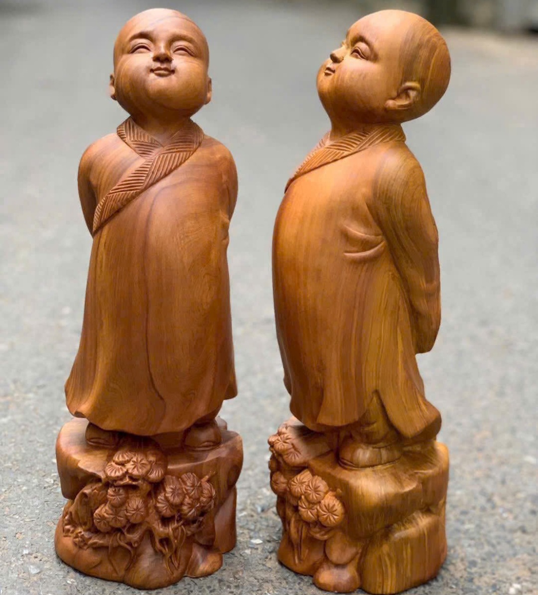 Tượng chú tiểu tùy duyên gỗ bách xanh thơm nức cao 30x11x9cm