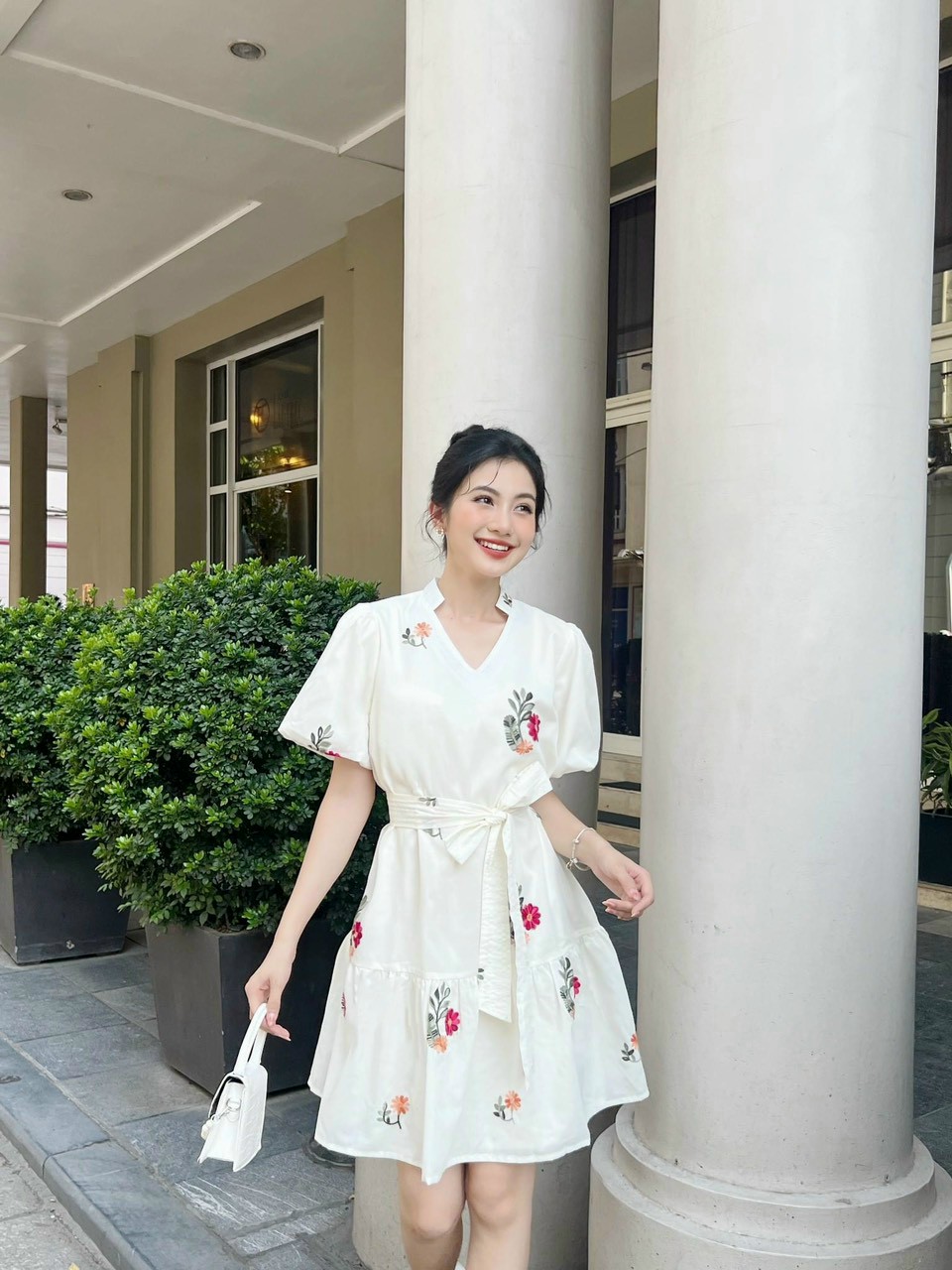 Đầm hoa trắng suông kèm thắt lưng phối 2 kiểu dễ thương