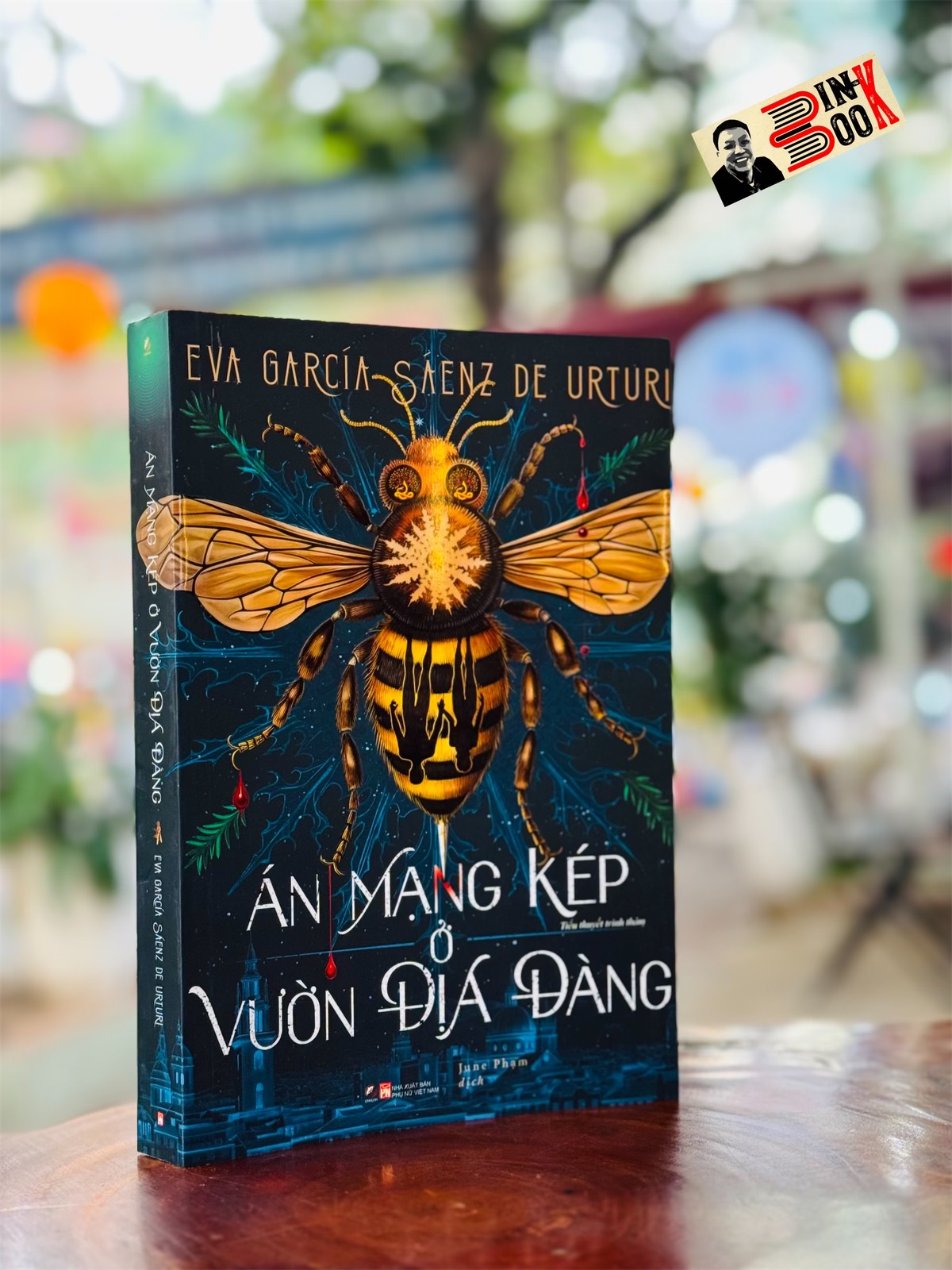 (Tặng Bookmark) ÁN MẠNG KÉP Ở VƯỜN ĐỊA ĐÀNG – Eva García Sáenz de Urturi – NXB Phụ nữ Việt Nam – Linh lang Books