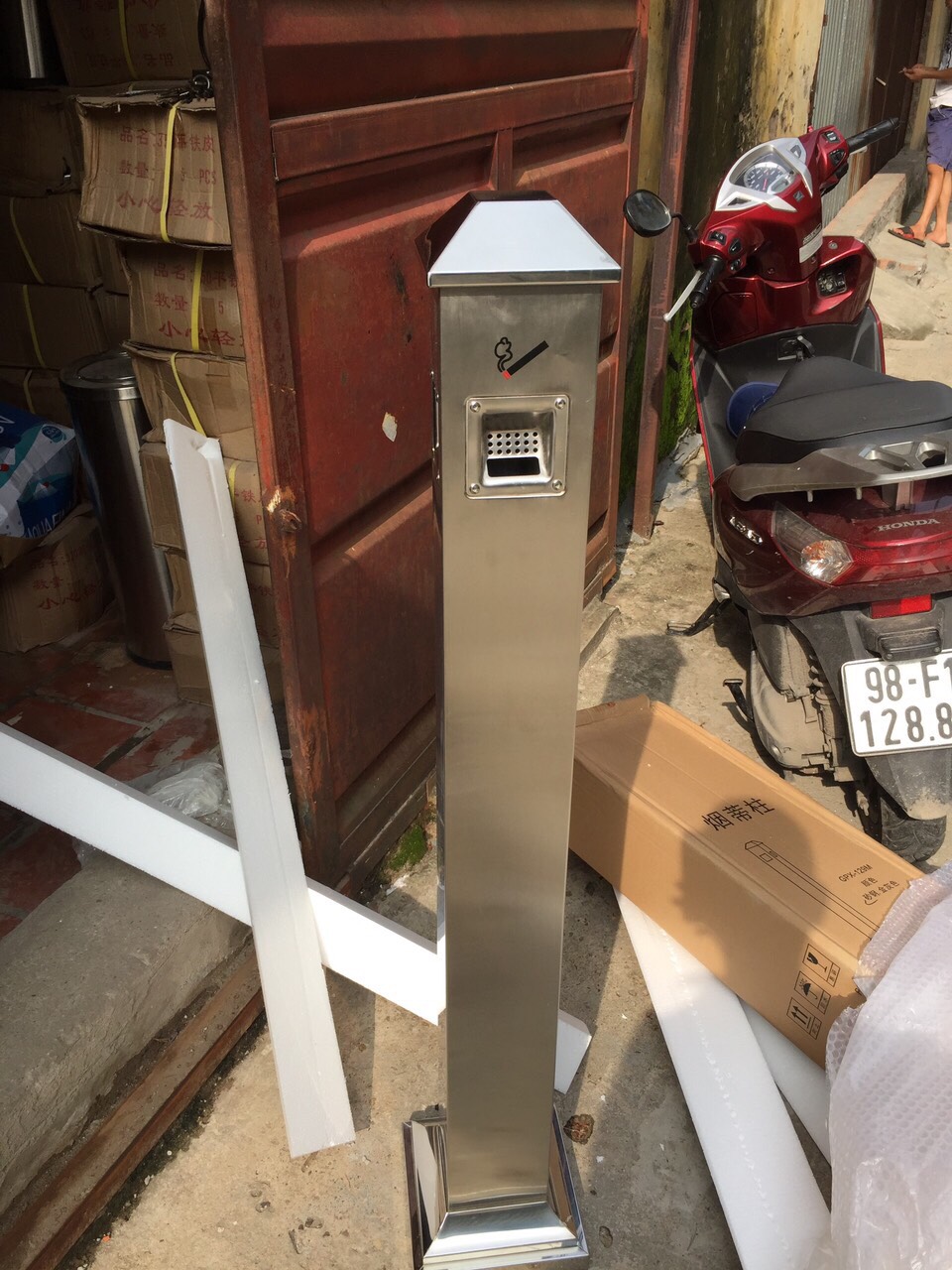 Cột trụ inox gạt tàn, cây gạt tàn inox hình mái