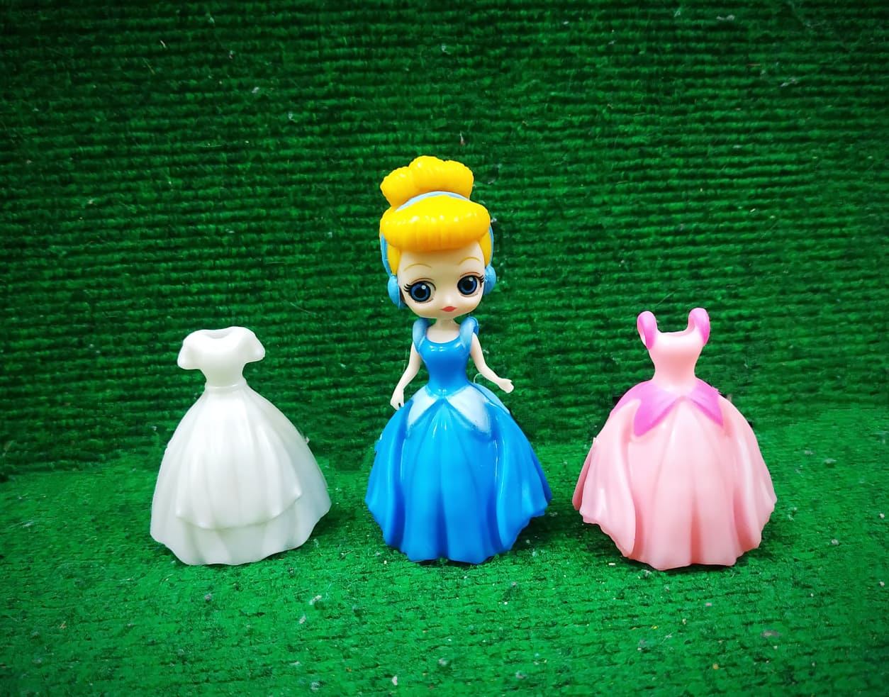 Đồ chơi búp bê thay váy: Set 1 búp bê công chúa Disney cổ tích kèm 3 váy dạ hội thời trang thay đổi